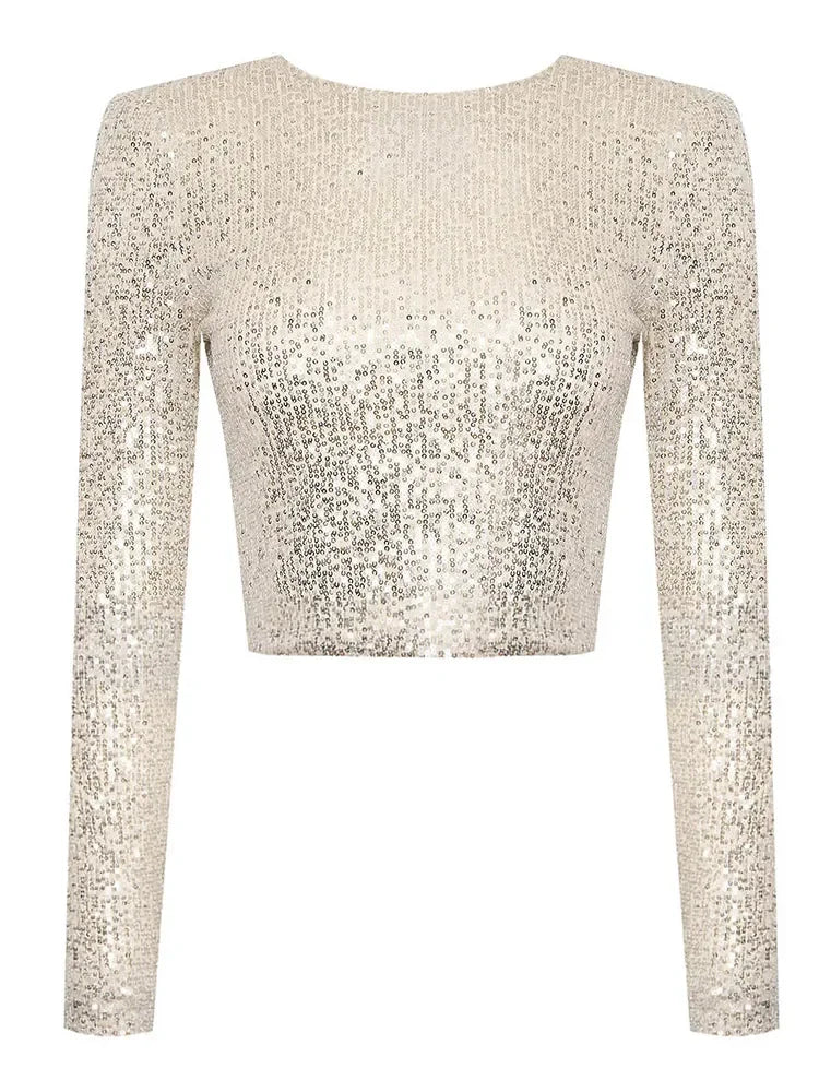 Kvinnors festtopp i beige med glittriga paljetter och långa ärmar, beskuren modell.