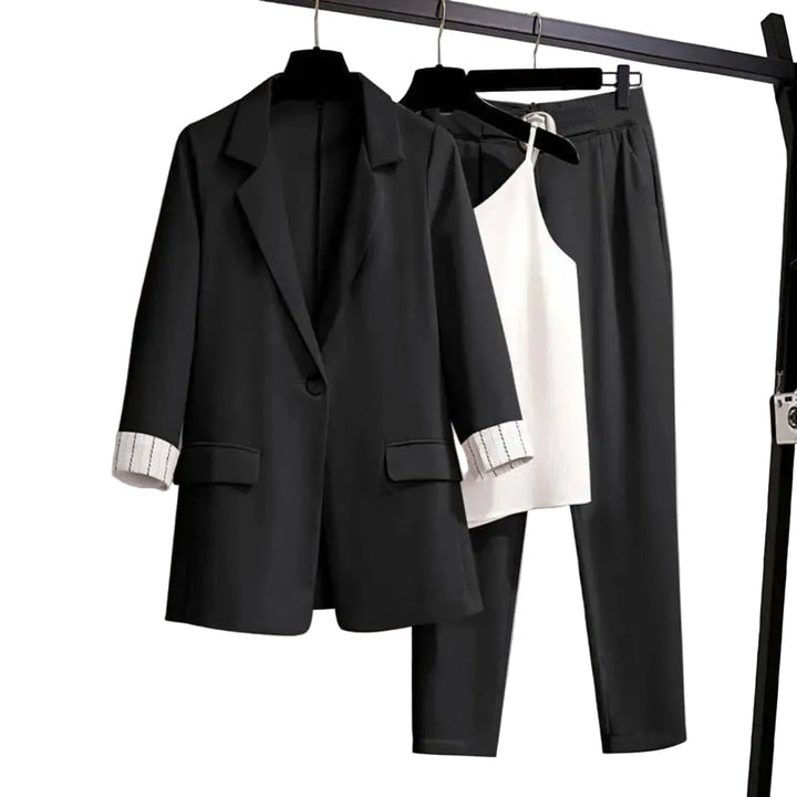 Kvinnors beigefärgade blazer set med figursydd kavaj, raka byxor och matchande ärmlös topp, perfekt för kontor eller fest.