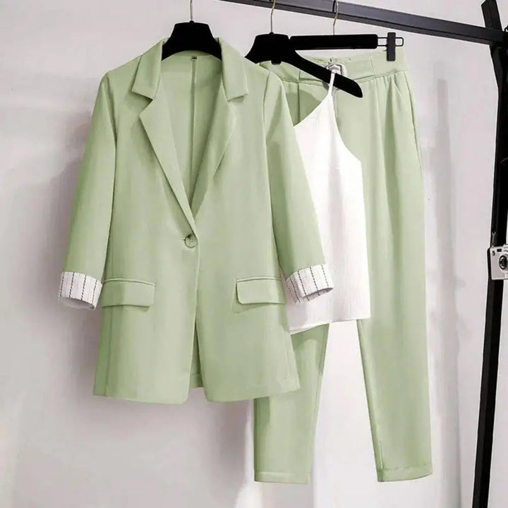 Grått kvinnors blazer set som kombinerar en klassisk kavaj, byxor och en ärmlös topp. Mångsidigt för en smart affärslook eller vardagschic.
