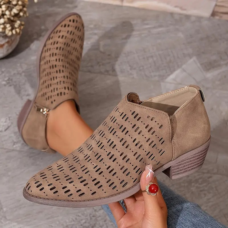 Modeanpassade kvinnorskor: luftiga ankelboots med utskärningar för en chic vår- och sommarlook.