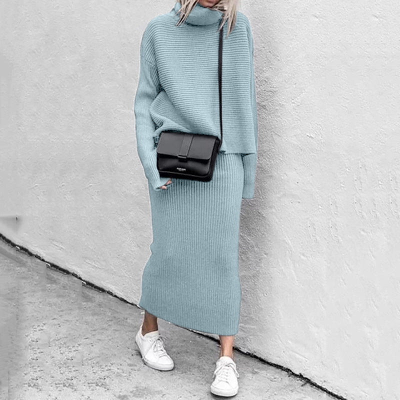 Tvådelat damset: mjuk tröja och ribbad kjol, perfekt för avslappnad men ändå modeframstående look.