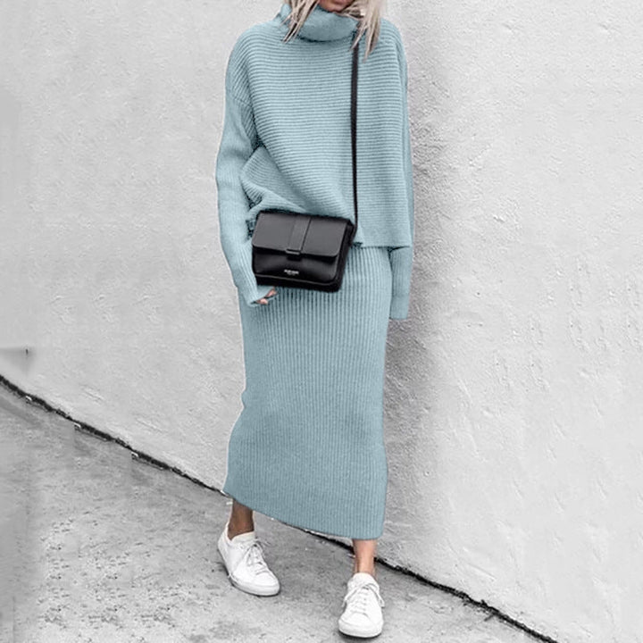 Tvådelat damset: mjuk tröja och ribbad kjol, perfekt för avslappnad men ändå modeframstående look.