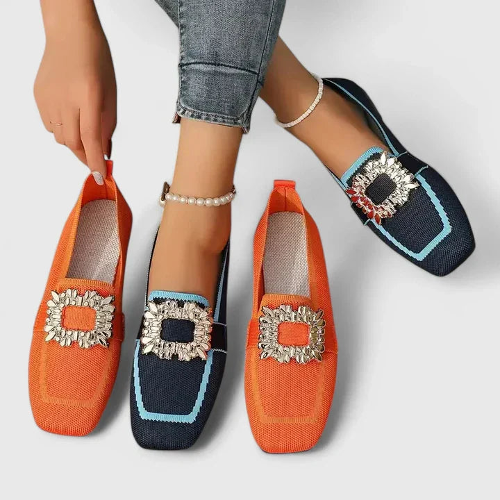 Närbild på textildetaljer och utsmyckning på kvinnors sommar slip-on loafers.