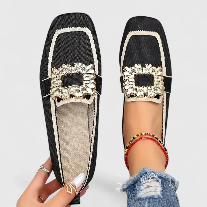 Modebild med kvinnors bekväma loafers i slip-on design, passande för fritid.