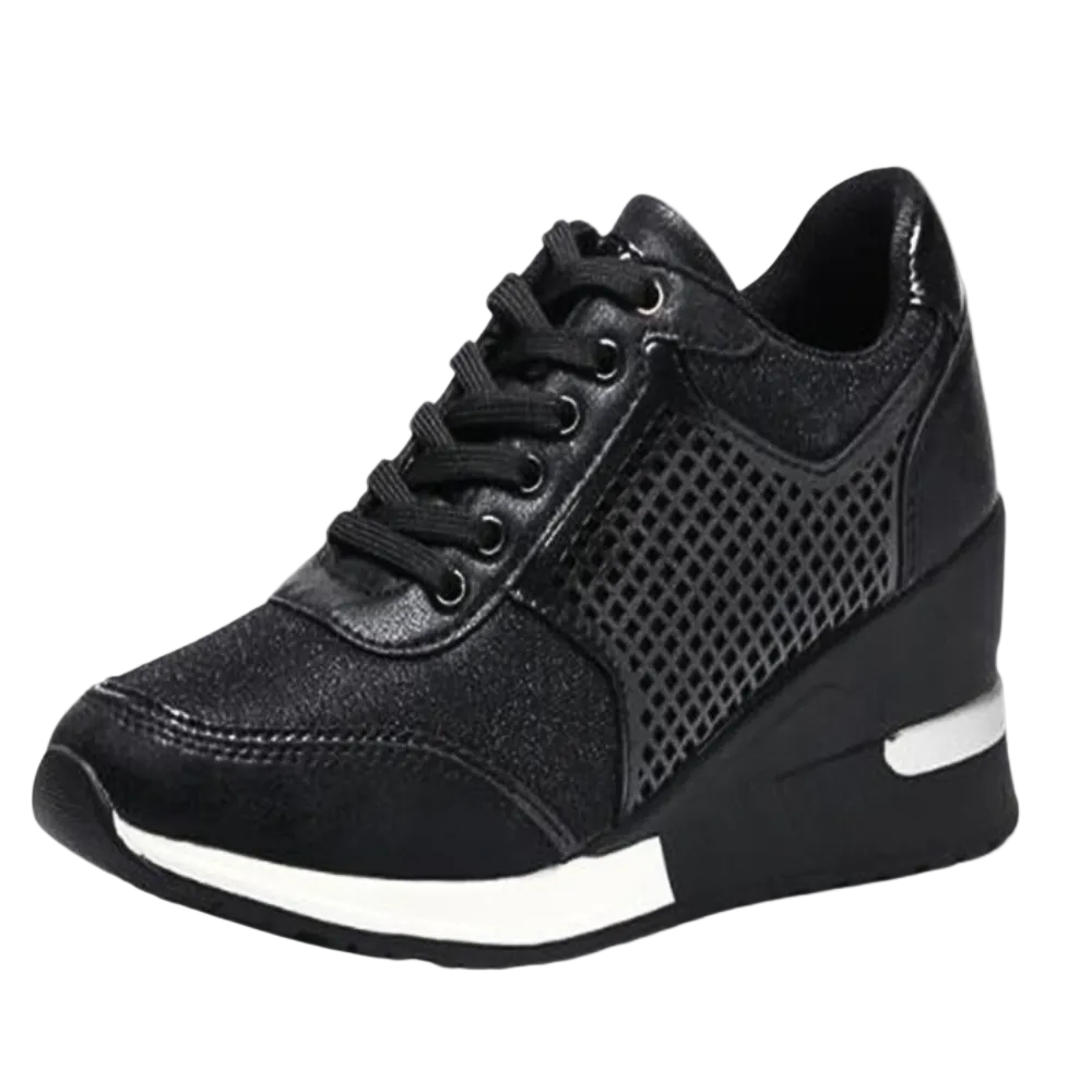 Kvinnors bekväma kilklackssneakers i vitt, perfekta för en trendig sommarlook.