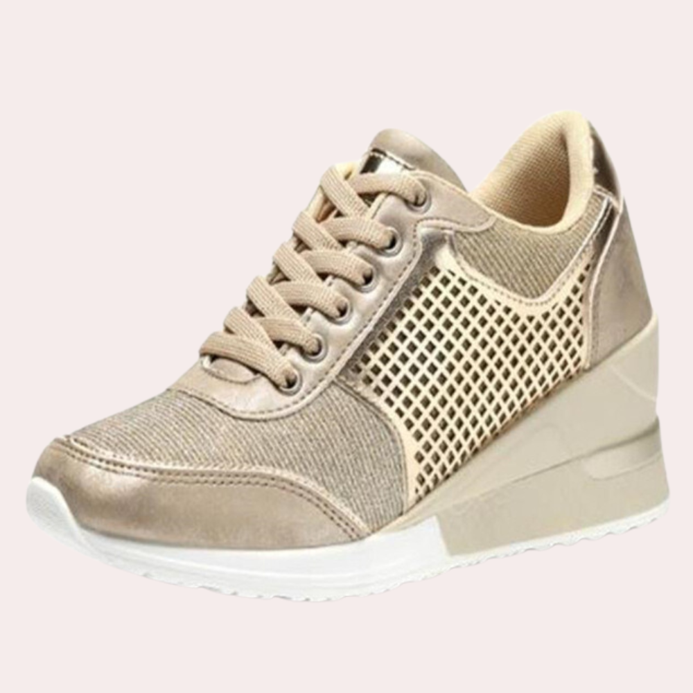 Trendiga svarta kilklackssneakers för kvinnor, med perforerad design för casual användning.
