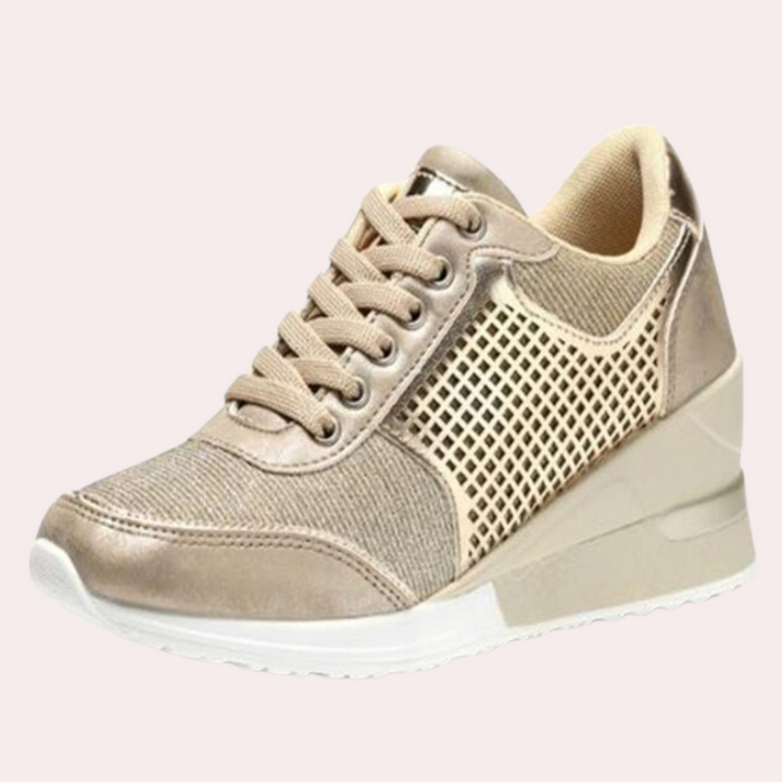 Trendiga svarta kilklackssneakers för kvinnor, med perforerad design för casual användning.