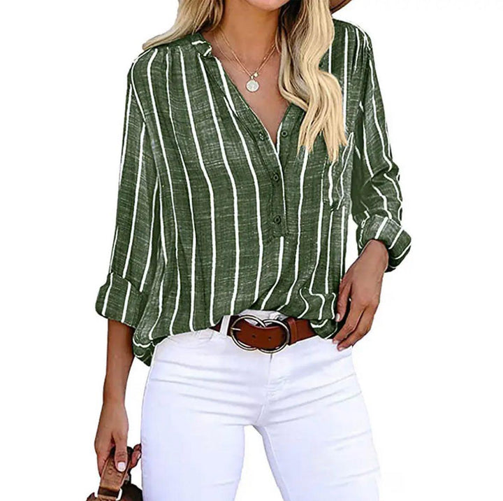 Närbild av halsen på en randig casual blus, kvinnors mångsidiga vardagstopp.