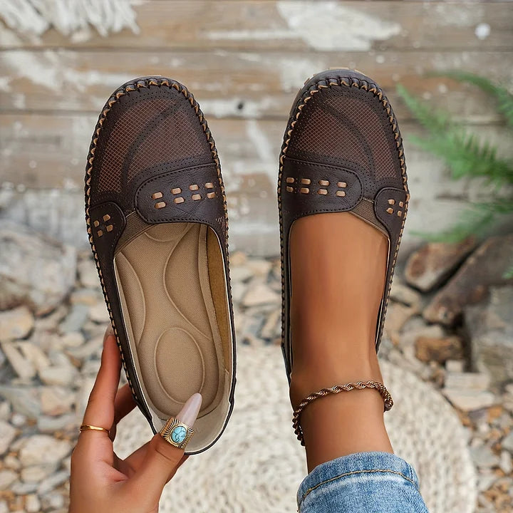 Par kvinnors vardagsskor i slip-on modell, eleganta och bekväma för sommar