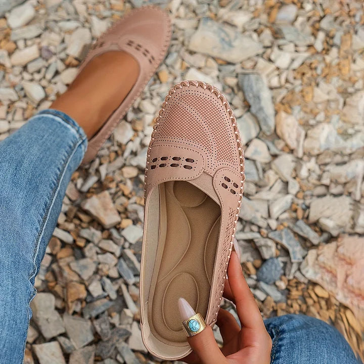 Ensam kvinnosko av slip-on typ i stilren design, bekväma och mångsidiga vårskor