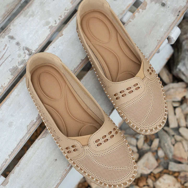 Skor för kvinnor i slip-on modell sedda uppifrån, enkla att ta på för vardagsbruk