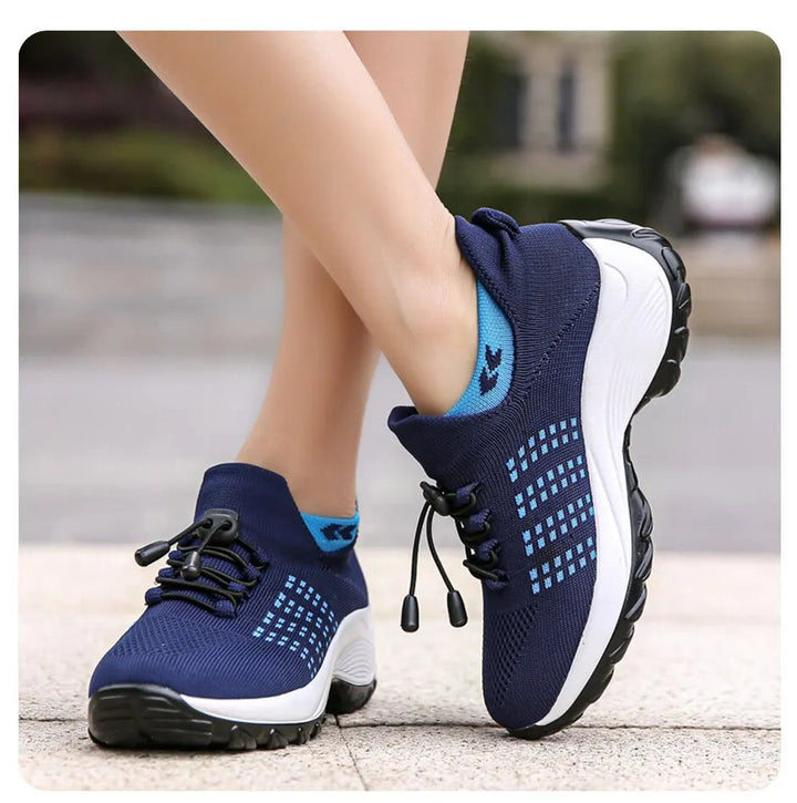 Vita ventilerande komfort sneakers för kvinnor, perfekt för arbete eller fritid, med dämpande sula.