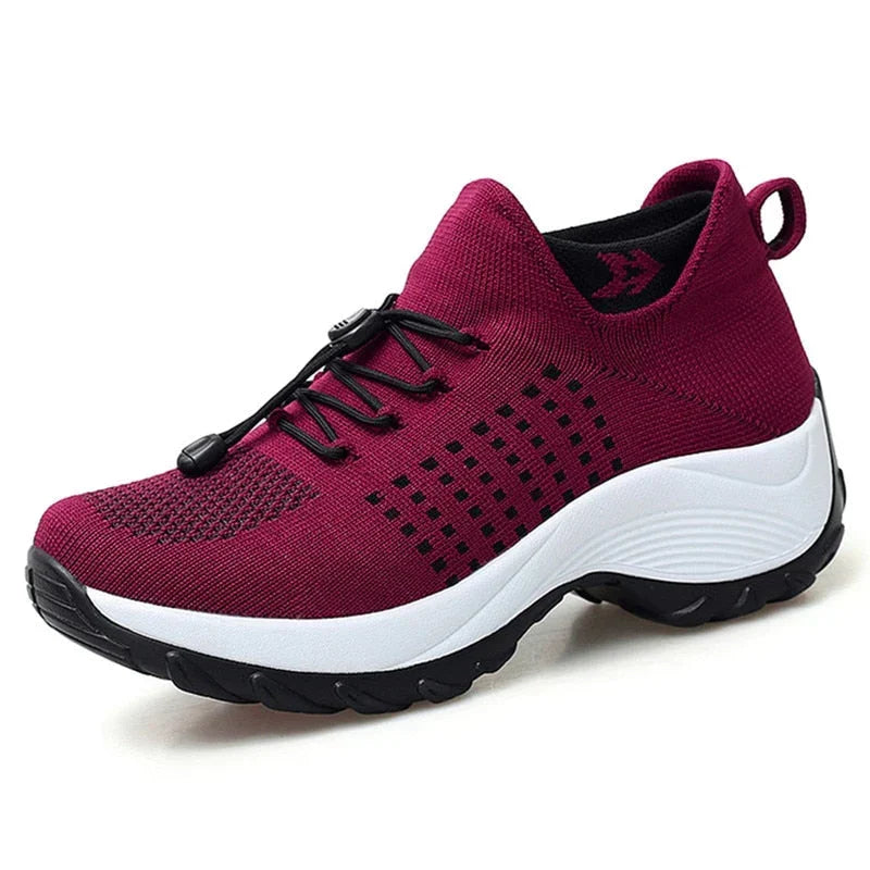 Moderna kvinnors arbetssneakers i marinblått, dämpande och halkfria för säkerhet och komfort.