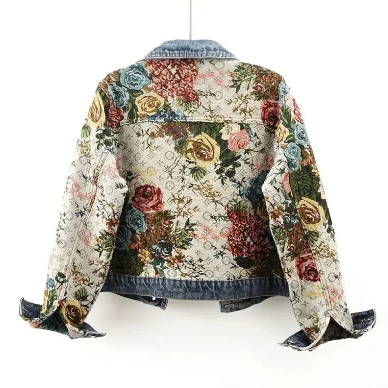 Damjacka i bohemisk stil, blommig jeansjacka med unika handmålade detaljer, trendig vårjacka