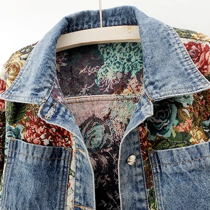 Detaljbild av blommig jeansjacka för kvinnor, handmålade blommor på denimtyg, sommarjacka