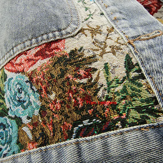 Kvinnors jeansjacka med färggranna blommor, handmålad design som uttrycker bohemisk stil