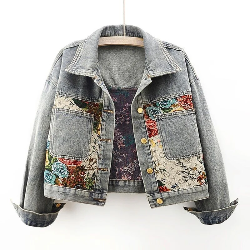 Fullängdsbild av en kvinnors blommig jeansjacka, handmålad och modern damjacka för våren