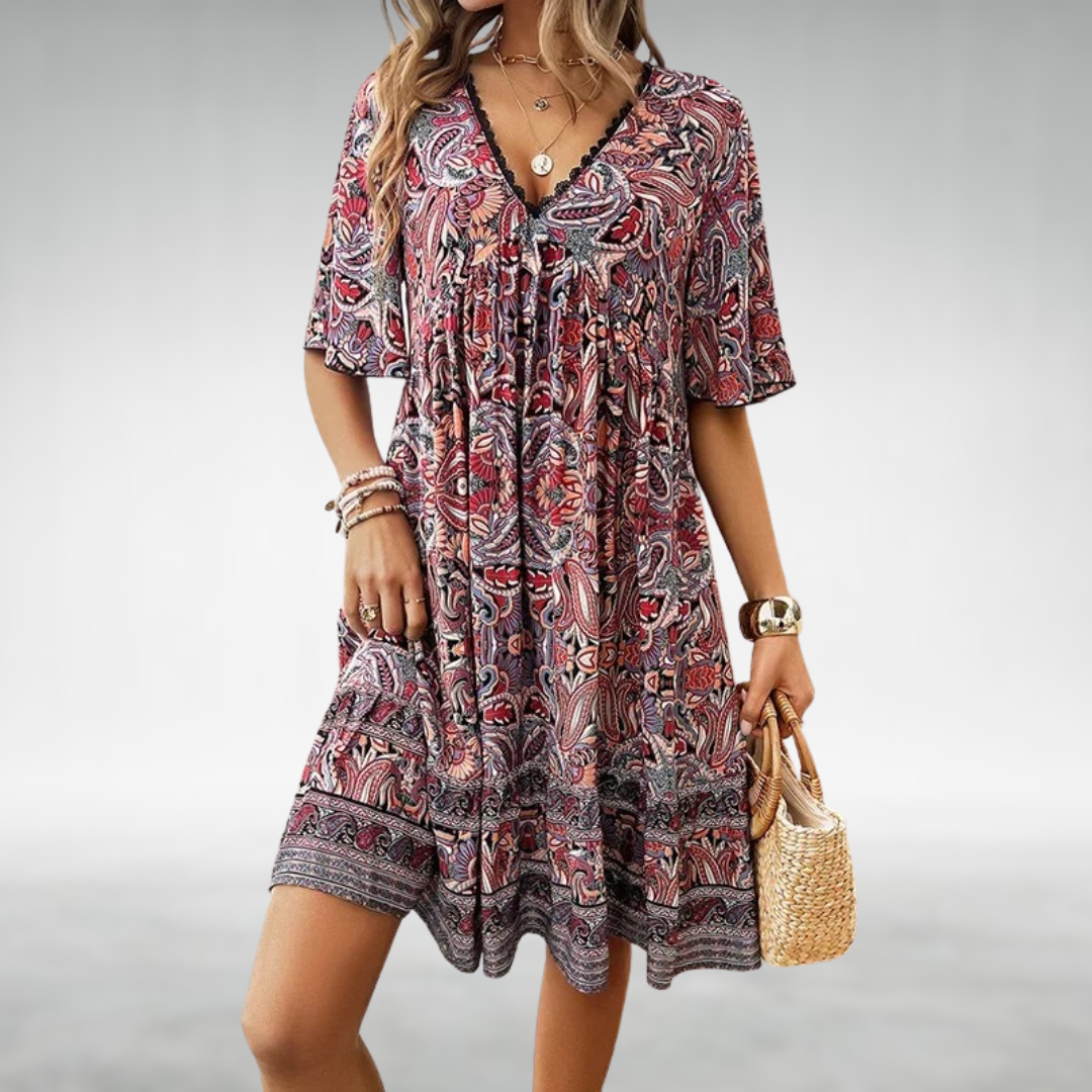 Kvinnors vardagsklänning i boho-stil, minilängd med intrikat paisleymönster, ett trendigt val för sommaren.