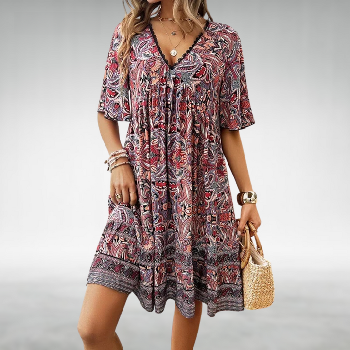 Kvinnors vardagsklänning i boho-stil, minilängd med intrikat paisleymönster, ett trendigt val för sommaren.