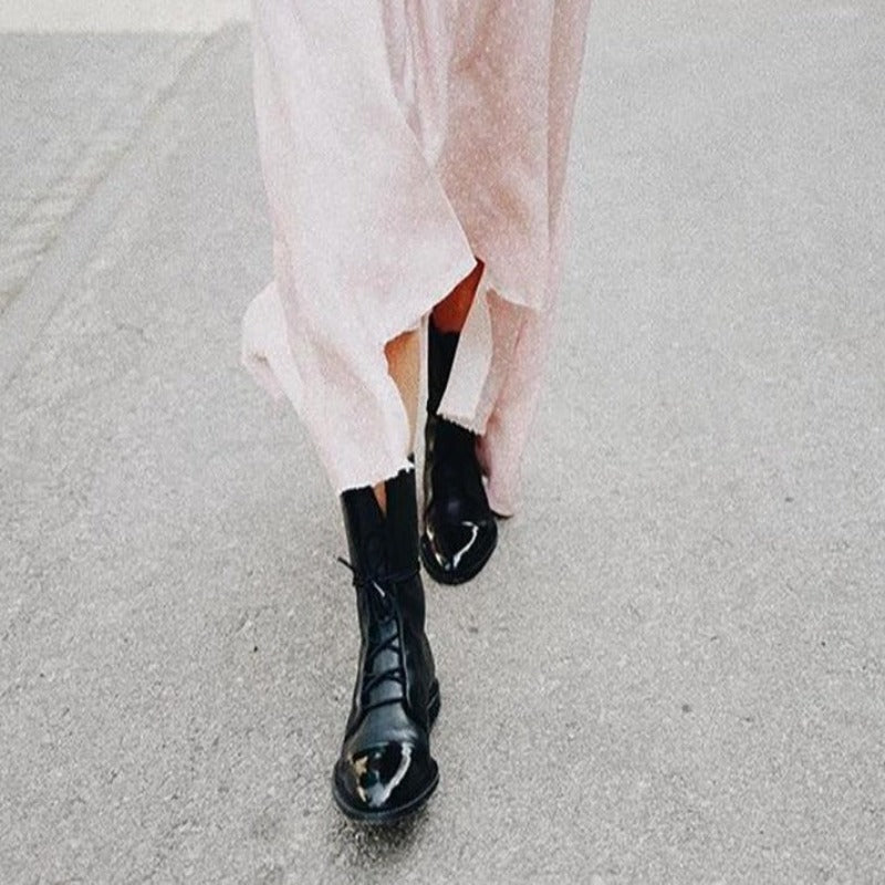 Detaljbild av snörning på bruna kvinnostövlar, robust design, bekväma & trendiga vårsockor.