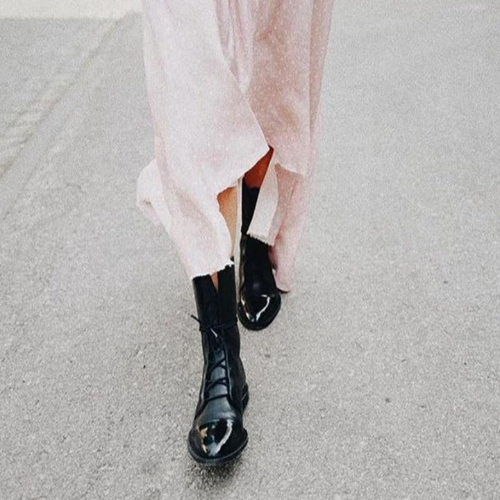 Detaljbild av snörning på bruna kvinnostövlar, robust design, bekväma & trendiga vårsockor.