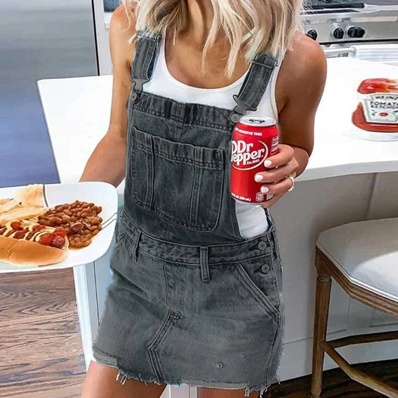 "Kvinnors denim hängselklänning med fickor, mini-längd, justerbara remmar, visad framifrån, för casual och stiliga tillfällen