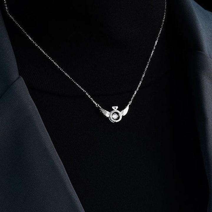 "Kvinnors eleganta titan änglavinge nyckelbenhalsband i roséguld, med intrikat design och himmelsk skönhet."