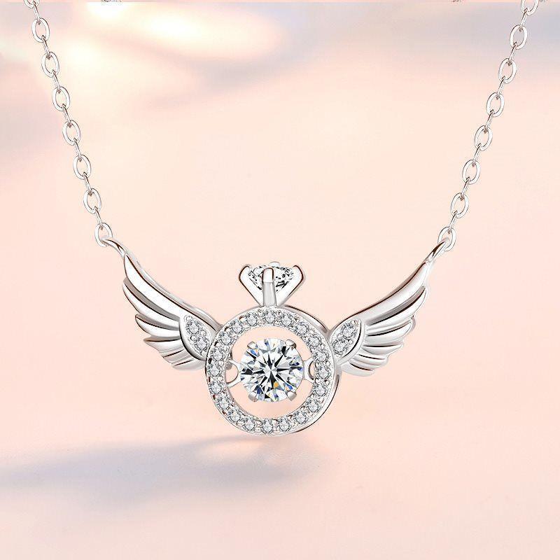 "Kvinnors eleganta titan änglavinge nyckelbenhalsband i roséguld, med intrikat design och himmelsk skönhet."