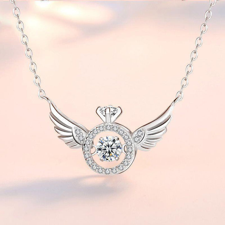 "Kvinnors eleganta titan änglavinge nyckelbenhalsband i roséguld, med intrikat design och himmelsk skönhet."