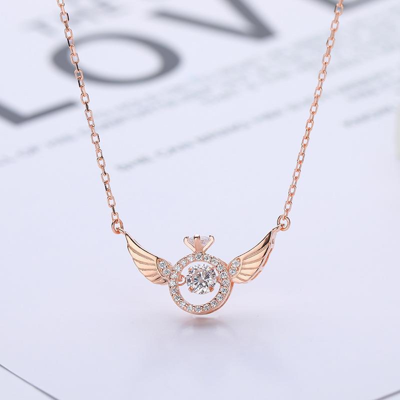 "Kvinnors eleganta titan änglavinge nyckelbenhalsband i roséguld, med intrikat design och himmelsk skönhet."