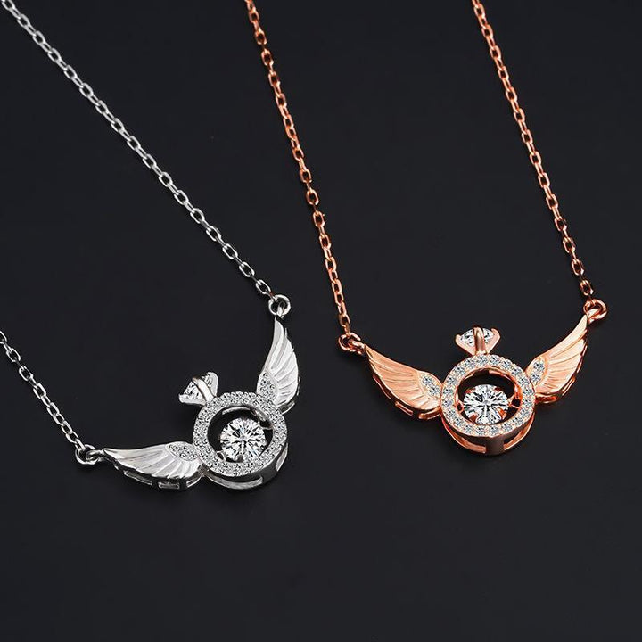 "Kvinnors eleganta titan änglavinge nyckelbenhalsband i roséguld, med intrikat design och himmelsk skönhet."