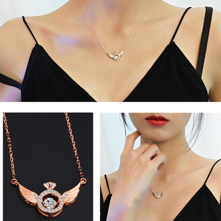 "Kvinnors eleganta titan änglavinge nyckelbenhalsband i roséguld, med intrikat design och himmelsk skönhet."