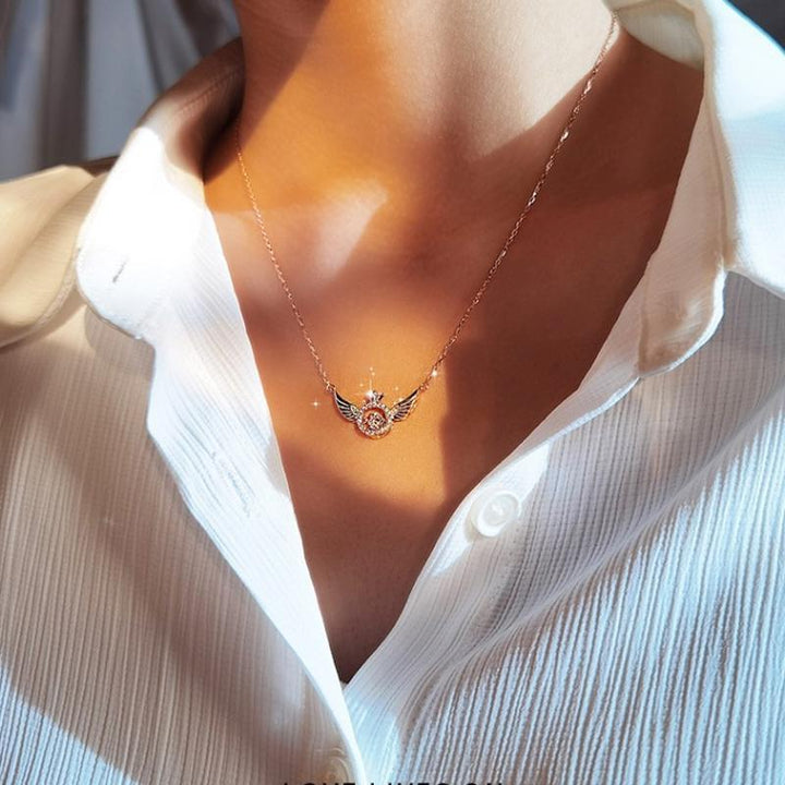 "Kvinnors eleganta titan änglavinge nyckelbenhalsband i roséguld, med intrikat design och himmelsk skönhet."