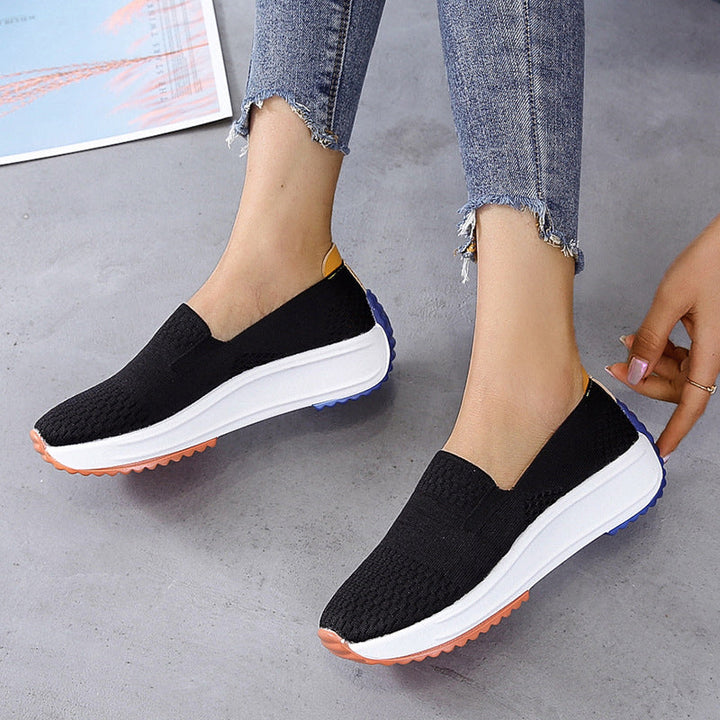 "Kvinnors ergonomiska slip-on skor, stretchstickat material, andningsbart och formpassande för bekväm vardagsanvändning."