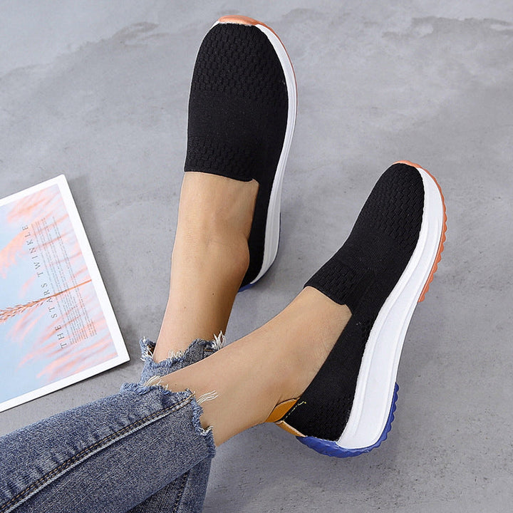 "Kvinnors ergonomiska slip-on skor, stretchstickat material, andningsbart och formpassande för bekväm vardagsanvändning."
