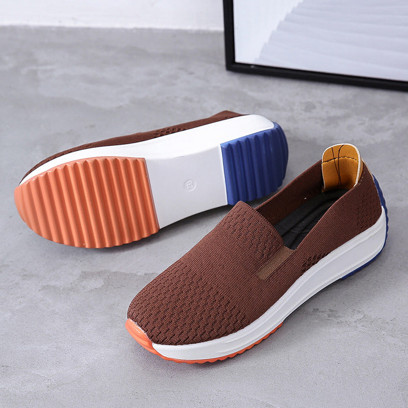 "Kvinnors ergonomiska slip-on skor, stretchstickat material, andningsbart och formpassande för bekväm vardagsanvändning."