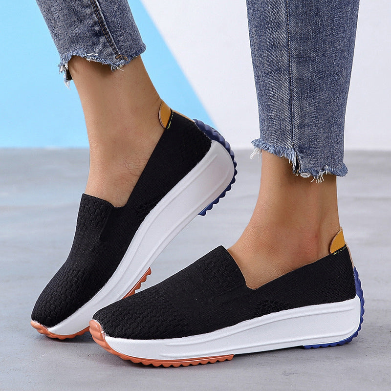 "Kvinnors ergonomiska slip-on skor, stretchstickat material, andningsbart och formpassande för bekväm vardagsanvändning."