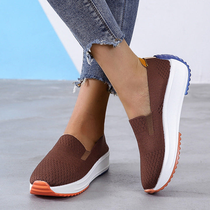 "Kvinnors ergonomiska slip-on skor, stretchstickat material, andningsbart och formpassande för bekväm vardagsanvändning."