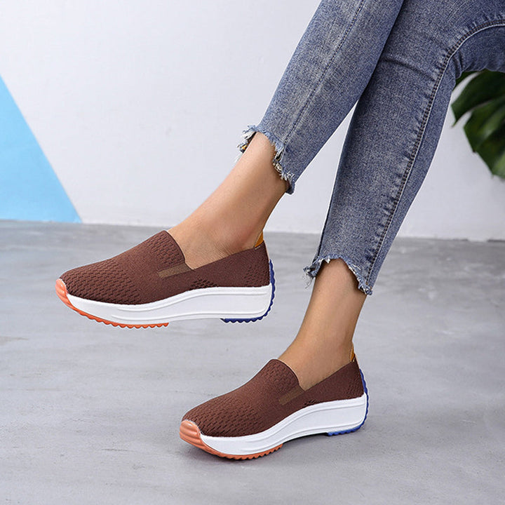 "Kvinnors ergonomiska slip-on skor, stretchstickat material, andningsbart och formpassande för bekväm vardagsanvändning."