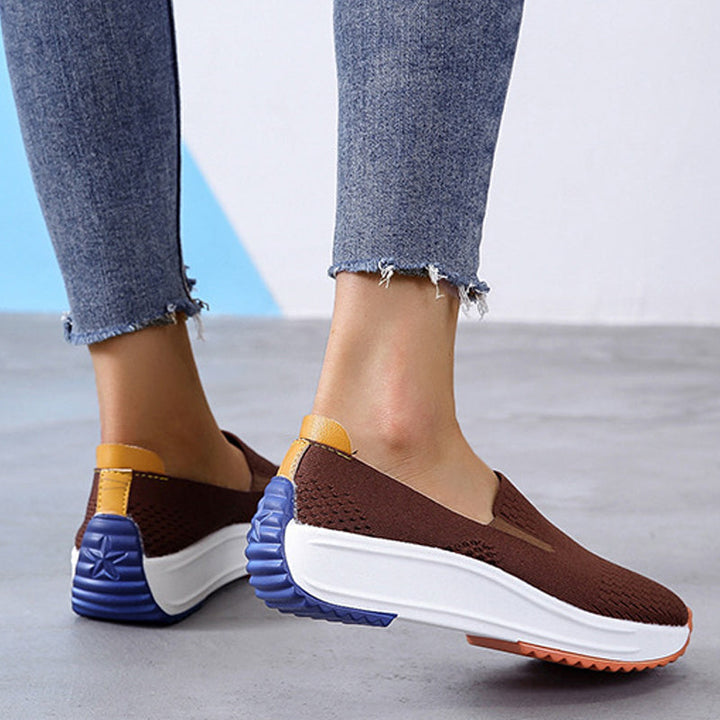 "Kvinnors ergonomiska slip-on skor, stretchstickat material, andningsbart och formpassande för bekväm vardagsanvändning."
