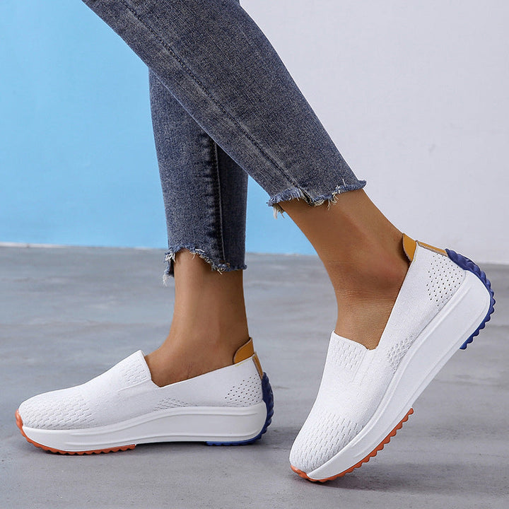 "Kvinnors ergonomiska slip-on skor, stretchstickat material, andningsbart och formpassande för bekväm vardagsanvändning."