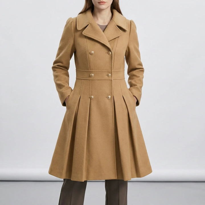 Kvinnors figursydda peacoat Leah, en klassisk kortkappa med tidlös elegans för svalare dagar.