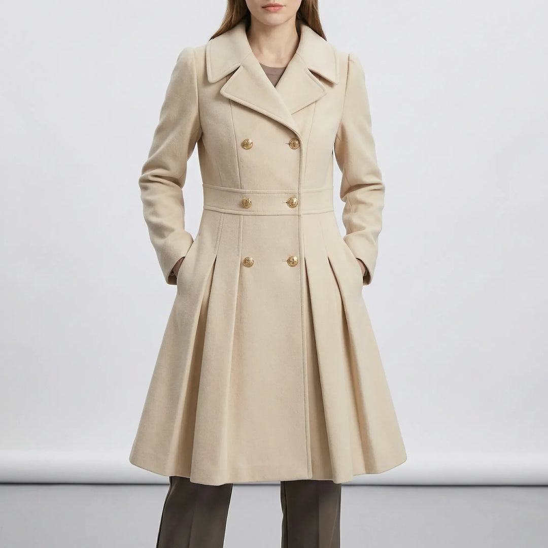 Beige klassisk Leah peacoat, figursydd kortkappa för kvinnor med stilren design.