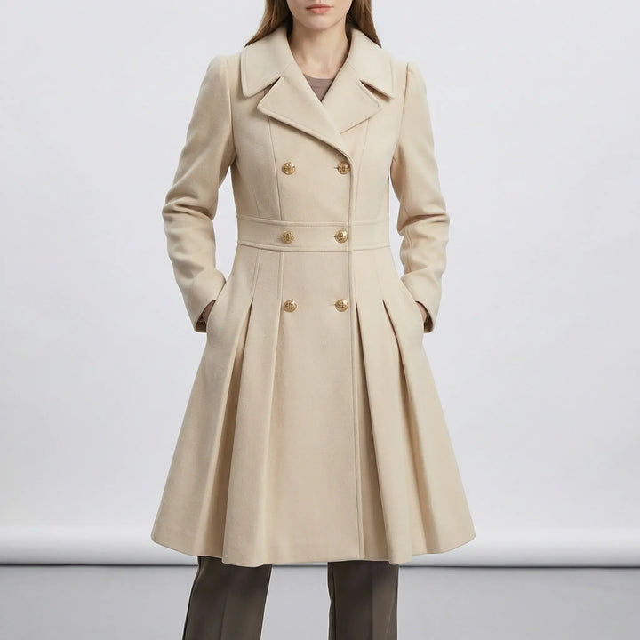 Beige klassisk Leah peacoat, figursydd kortkappa för kvinnor med stilren design.