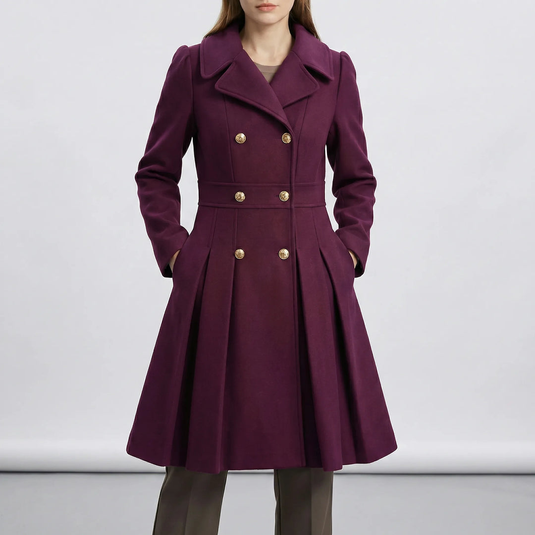 Mångsidig figursydd kortkappa Leah, perfekt som elegant höst- eller vinterplagg för kvinnor.