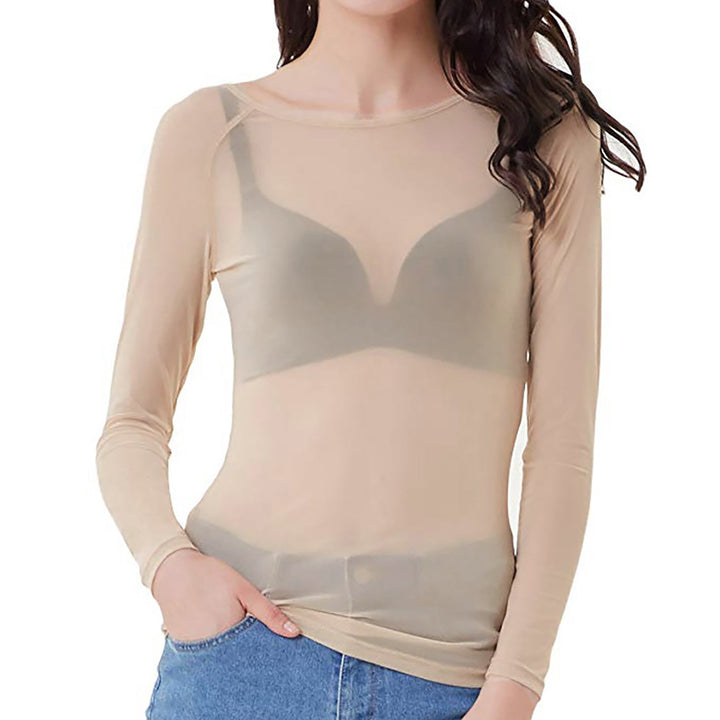 Detaljbild av en kvinnors transparenta mesh topp med långa ärmar, framhäver dess eleganta och figursydda passform.