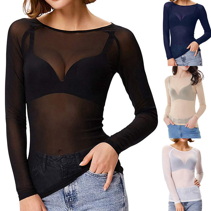 Kvinnors sommartopp i transparent mesh tyg med långa ärmar, en trendig och elegant utekvälls-outfit.