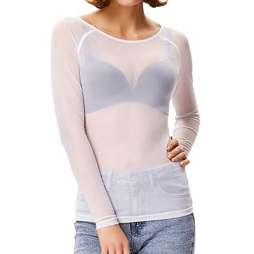 Modern kvinnors mesh topp med långa ärmar, transparent finish, perfekt för en chic och figursydd look.