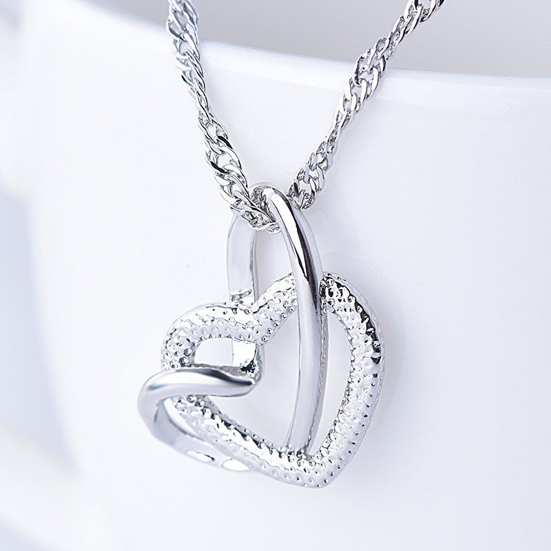 "Kvinnors frostade dubbelhjärtat silverhalsband med glansig finish, perfekt gåva för speciella tillfällen."