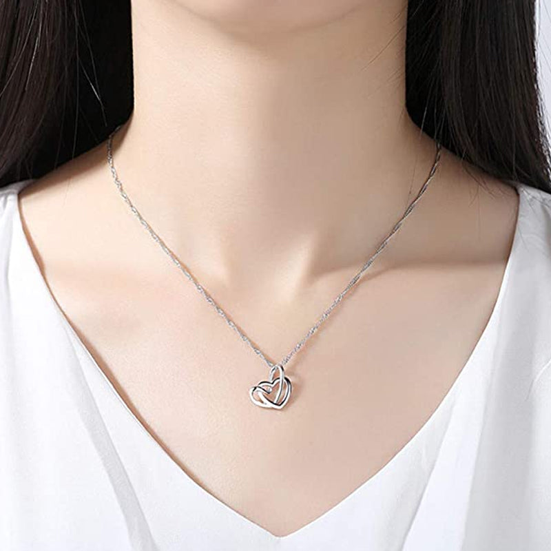 "Kvinnors frostade dubbelhjärtat silverhalsband med glansig finish, perfekt gåva för speciella tillfällen."